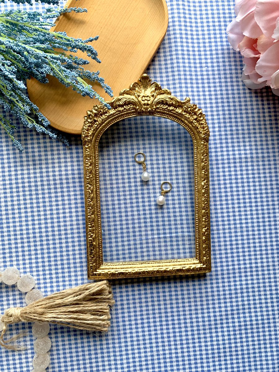 Pearlescent Hoops 🤍

You can grab these stunning earrings with the link below!