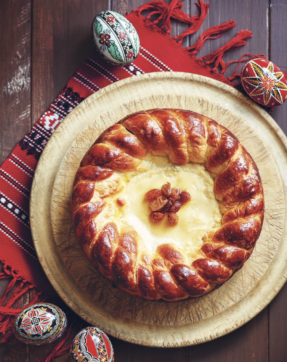 Pască is a traditional Romanian Easter cake that comes in two versions: a baked curd cheesecake, or a brioche dough braided around the curd filling. You can find the 1st recipe in Tava, and 2nd in Carpathia or at the supper club in London next month: twtr.to/Tyv_m