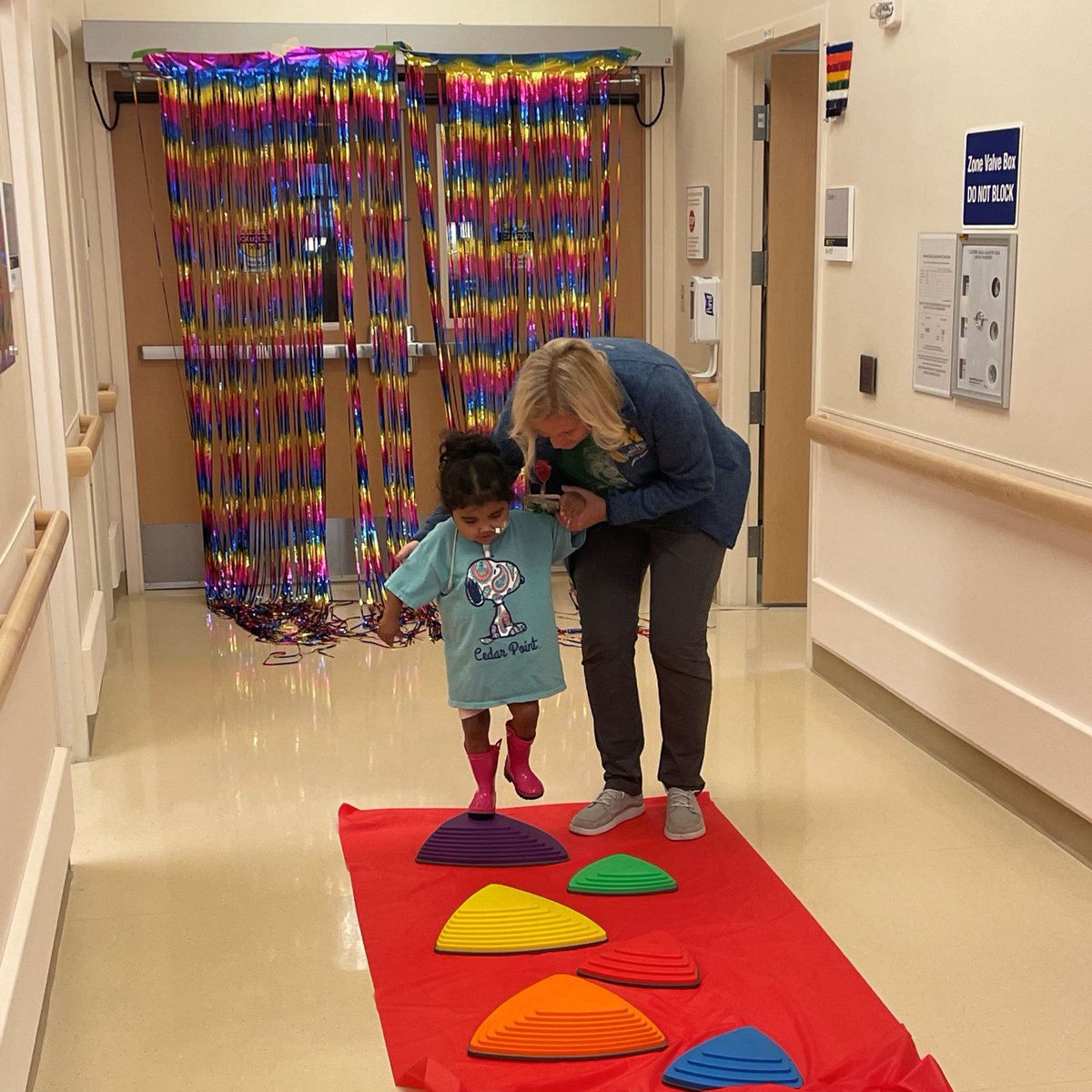 MottChildren's tweet photo. 💛 💙 March is #ChildLifeMonth! Join us in thanking our child life specialists, art therapists, music therapists, recreation therapists, education specialists, child life assistants, and patient technology team for all they do for our #LittleVictors. Hail! 

#ChildLifeMonth2024 https://t.co/xR8ZAiSzU1