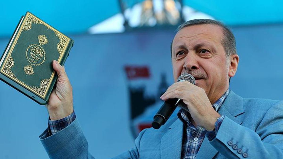 Saka_larr's tweet photo. Uzaktan sesler geliyordu. Yer gök rengarenk parti bayraklarıyla, balonlarla donatılmıştı. Yüzler gülüyordu. Herkes sevinç içindeydi. İsmail Amca’nın kafası karıştı. “Neler oluyor orada?” diyerek merakla kalabalığın olduğu yere vardı... 

Coşkulu kalabalık; platformda yüksek sesle konuşan, siyasetçiye bakıyordu. Siyasetçi: “Bize oy verin, dertler bitsin. Ülkeye; bolluk, bereket, bahar gelsin. Yoksulluk sona ersin” diyordu...  Zaman zaman da; sağ eliyle tuttuğu Kutsal kitabı kalabalığa gösteriyor: “Allah kitap, din iman” sözleri dilinden düşmüyordu....

İsmail Amca, duyduğu sözlere sevinmişti. "Kuran tutan adam, yalan söylemezdi herhalde" diye düşündü, O da coşkulu kalabalığa katıldı... Mitingde konuşan politikacıyı pür dikkat dinledi. Miting bitince: “Dertler bitecek, bahar gelecek, yoksulluk gidecek” diyerek sevinçle mırıldanarak oradan ayrıldı…

Aradan beş koca yıl geçmişti... 
İsmail Amca; daha da yaşlanmış, çökmüştü. Kulağı hergün daha da az işitse de; Uzaktan gelen sesleri duyuyordu... Miting alanında yoğun bir kalabalık coşkuyla dalgalanıyordu. Kürsüden tanıdık bir ses: “bize oy verin, dertler bitsin, bahar, aydınlık, zenginlik gelsin” diye haykırıyordu....

İsmail amcanın duyduğu bu tanıdık sesle; yüzü birden asıldı, kaşlarını çattı, parasızlıktan bir türlü yaptıramadığı yarım kalan dişlerini sıktı, canı acıdı... Tam bir şeyler söyleyecekti ki; sabahtan beri aç olan, karnının gurultusunu duydu...Elini cebine attığında gördü ki; değil ay sonunu getirecek karnını doyuracak parası yoktu. Beş koca yılda; zengin daha zengin olmuş, Halk daha da yoksullaşmıştı... 

İsmail Amca; arkasına döne döne, kendi kendine söve söve, kalabalıktan ayrıldı. ... 

(Fatih Mehmet Yiğit @FatihMehmetYii6 den alıntı.)
