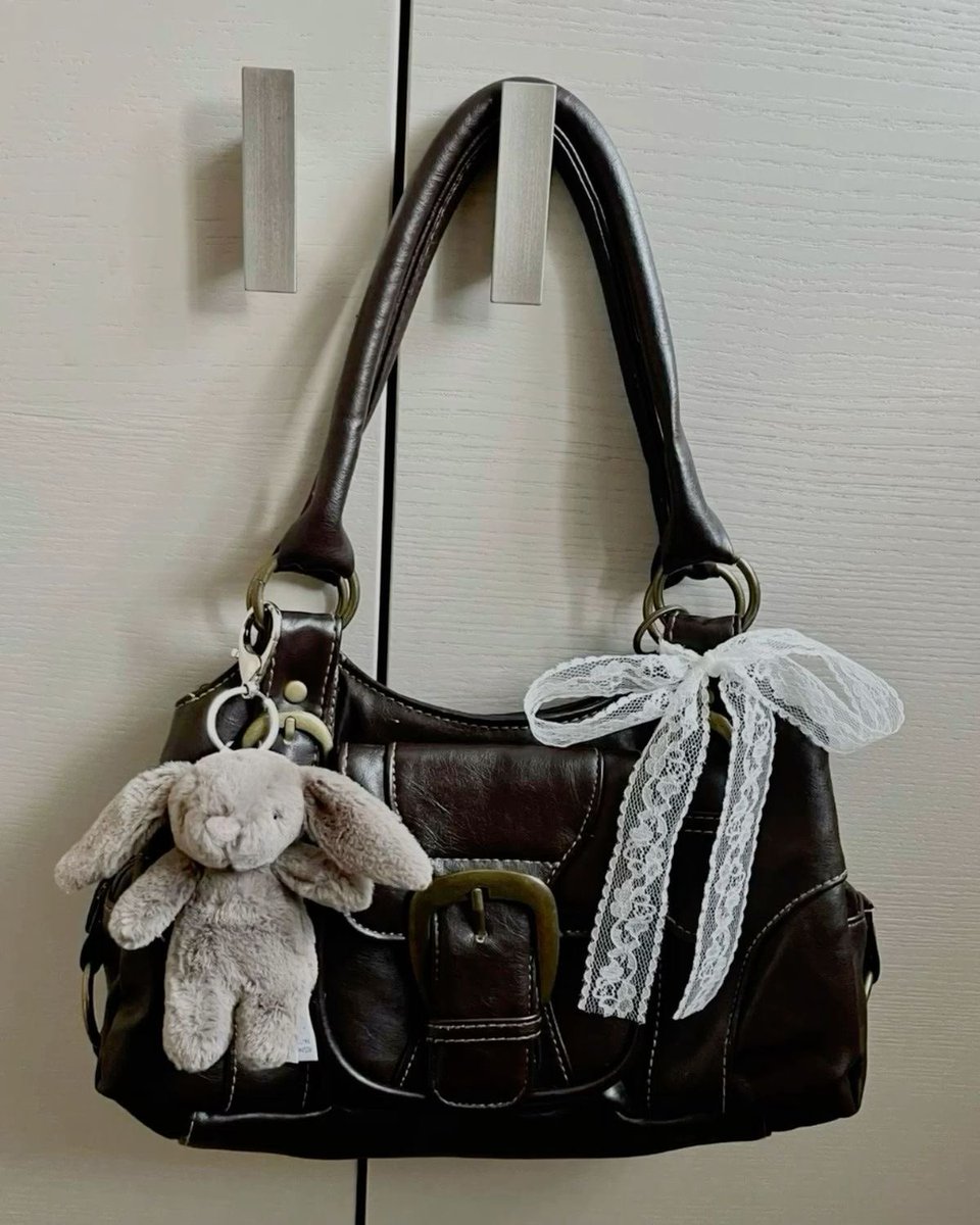 what’s in draco malfoy’s purse; a short thread 🤍🧵