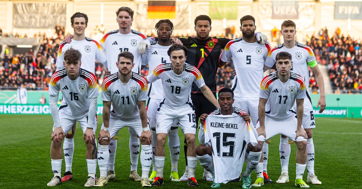 GEMEINSAM 🤝 Weiterhin gute Genesung, Colin! Wir denken an dich ❣️ #HERZZEIGEN #U21 #GERISR | 📸 Thomas Böcker/DFB