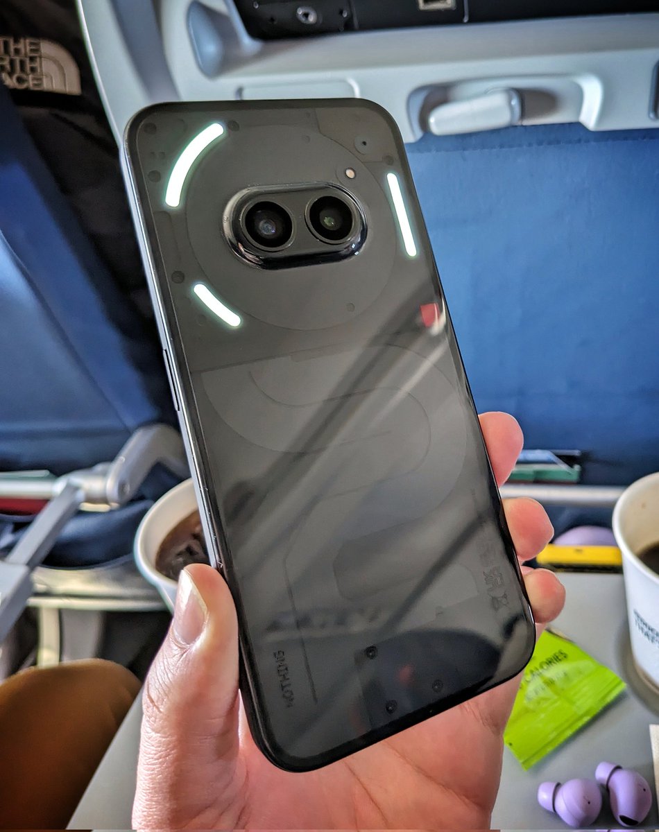 I do so love opinionated phone design. If it can't have a hinge, at least it deserves some personality! 😄 (📱: @nothing 2a review sample | 📸: Pixel Fold x Snapseed)