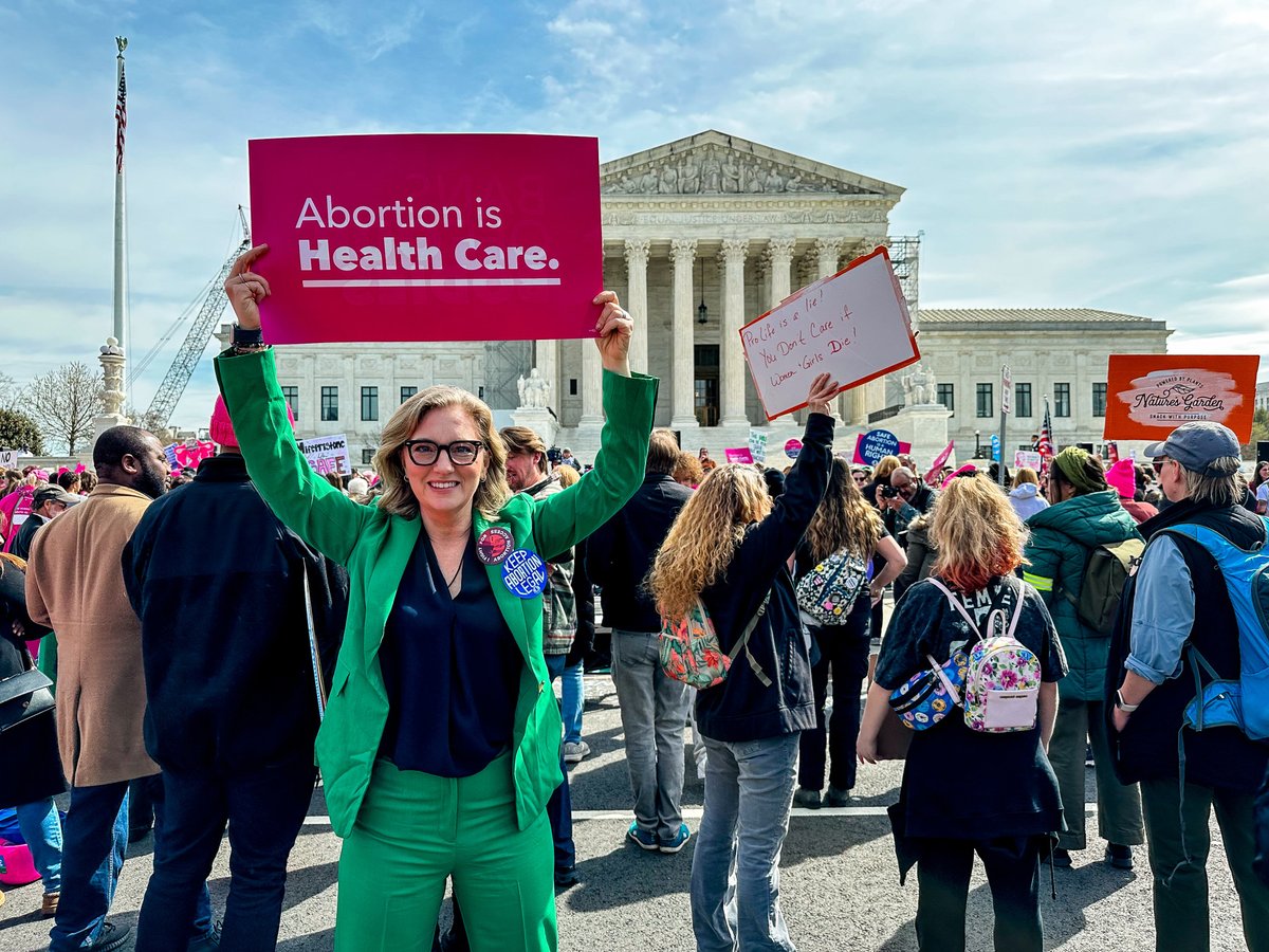 Mostrando nuestro #MomPower fuera de @SCOTUS. Las mamás están indignadas y aterrorizadas de que la Corte Suprema que desató niveles asombrosos de dificultades y caos en nuestra nación al revocar #RoevWade ahora amenace con quitarnos el acceso al aborto con medicamentos.