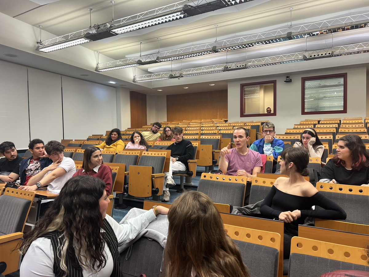 Shaila_GCatalan's tweet image. “¿Qué ocurre cuando el laberinto del deseo entra en tu casa e infecta todos los libros?” 

@Serrano2Aaron 
#SalaCaligari