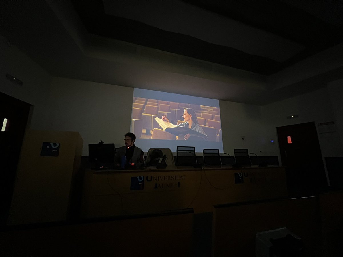 Shaila_GCatalan's tweet image. “¿Qué ocurre cuando el laberinto del deseo entra en tu casa e infecta todos los libros?” 

@Serrano2Aaron 
#SalaCaligari