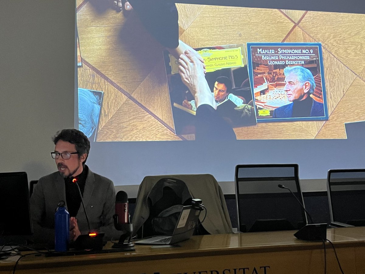 Shaila_GCatalan's tweet image. “¿Qué ocurre cuando el laberinto del deseo entra en tu casa e infecta todos los libros?” 

@Serrano2Aaron 
#SalaCaligari