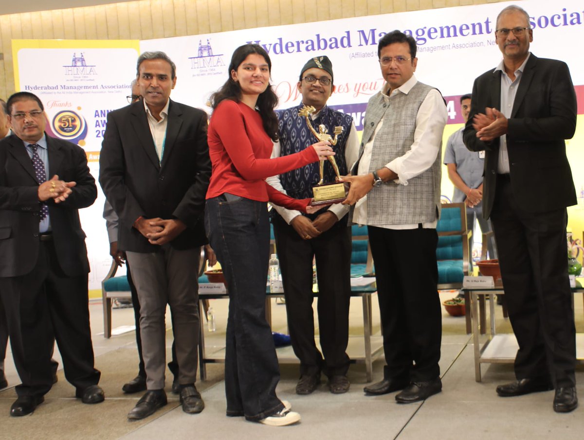 Pratinya Bodanapu @Cyient receives CSR Award of year sponsored by @nmdclimited from IT Minister @Min_SridharBabu ..Also seen Sri Mohan Kumar ,Executive Director (Works),NMDC Ltd.