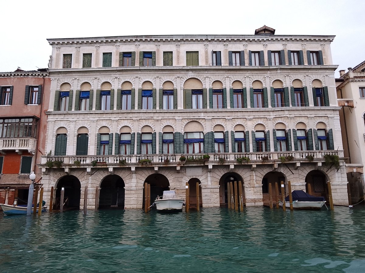 Palazzo Moro Lin o delle tredici finestre. #Venezia #Canalgrande #Palazziveneziani #ArteaVenezia #architecture #scultura #Venice #veneto