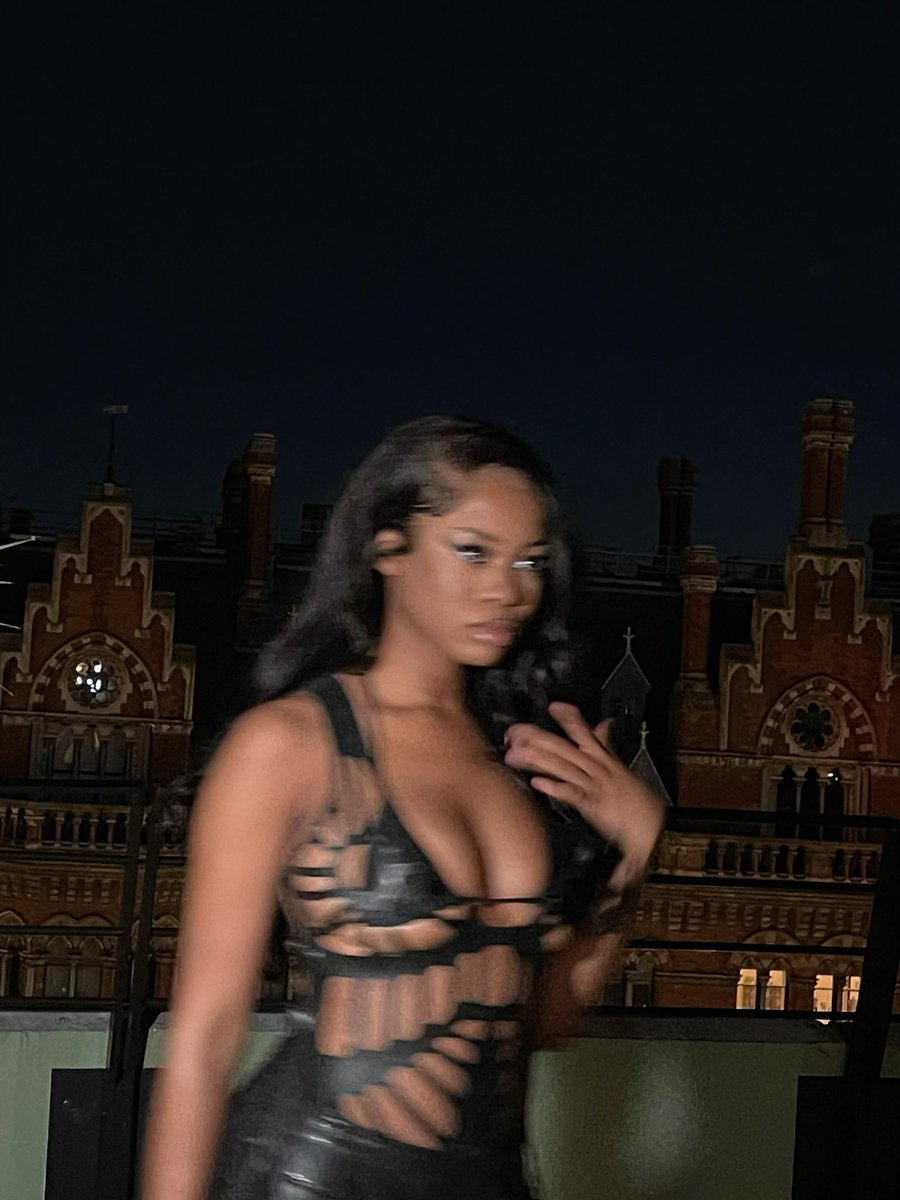 detoblack's tweet image. She should play catwoman 🖤 #justlikedeto