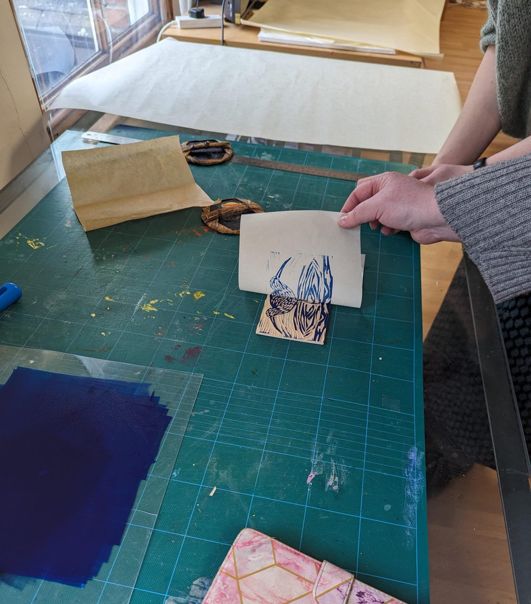 GCRFWaterHub's tweet image. Alongside our exhibition we&apos;re running a series of creative workshops. 

Today, artist Maura Hawkes led a group through making their own woodcut stamp, inspired by animals and plants from around the River Tyne!

Book your free place on a workshop ➡️ bit.ly/water-and-peop…
