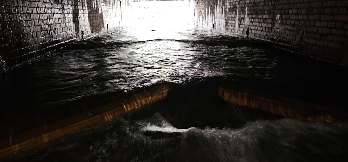 It works to increase the depth of water through a shallow culvert, allowing fish to migrate through during lower flows. This pass is part of our fisheries habitat restoration work with @NatResWales @AfonyddCymru 2/2