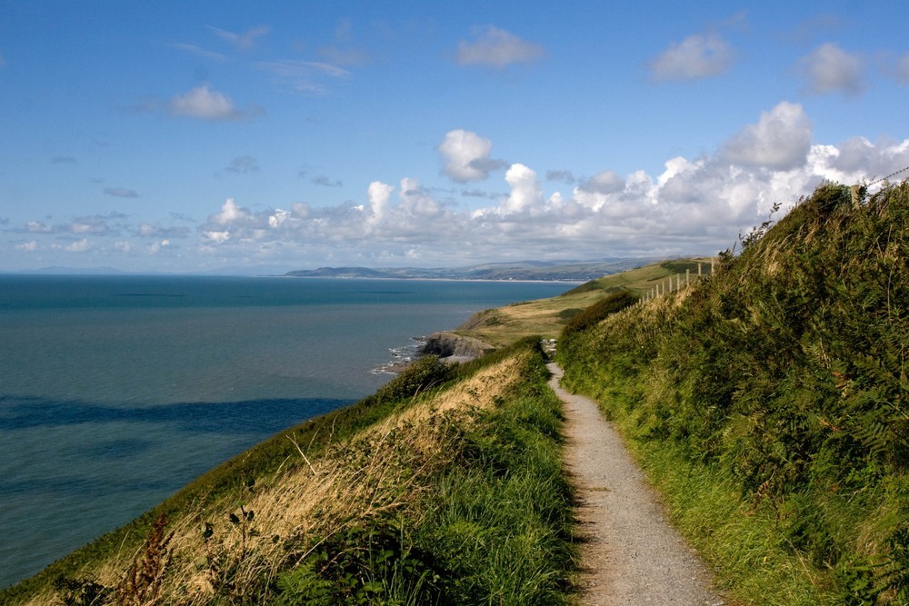 Llanrhystud on the Ceredigion Coastal Path 🌊 The Wales Coast Path is one of the few footpaths in the world to follow a nation's coastline. 📷 @penrhospark #VisitMidWales #WestWales #RealMidWales #VisitWales #Ceredigion #walescoastpath