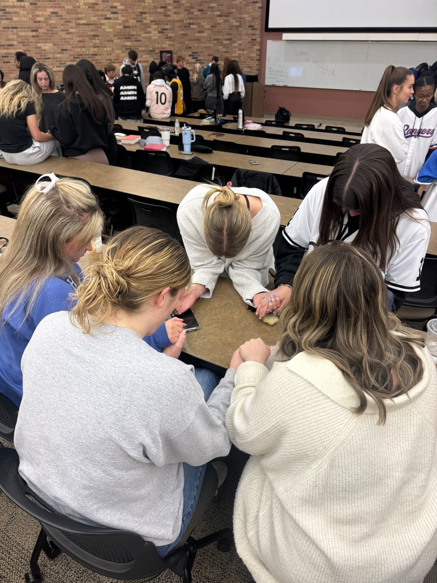 FMsutexas's tweet image. You should be here with us! We want you to be apart of what God is doing on our Campus. #backtothebasics