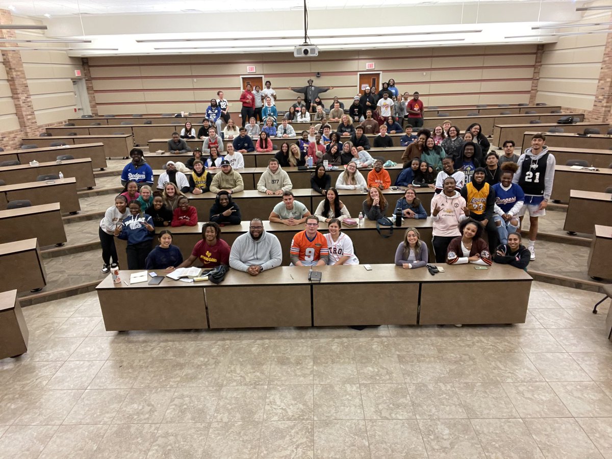 FMsutexas's tweet image. You should be here with us! We want you to be apart of what God is doing on our Campus. #backtothebasics