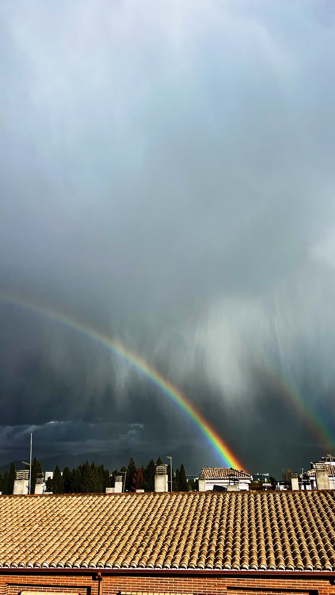 imagen increible de la cortina de agua junto al arcoiris