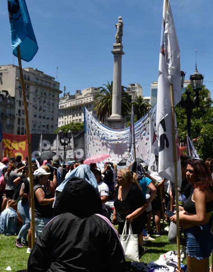 BOLIVIANOS DENUNCIARON AL GOBIERNO ARGENTINO 22 MIL BOLIVIANOS LE DIERON DE BAJA PLANES SOCIALES., DENUNCIARON AL GOBIERNO POR 'DISCRIMINACION'. Presentaron amparo colectivo consideraron que se “estigmatiza” a los trabajadores migrantes, El consulado de ese país los respaldó