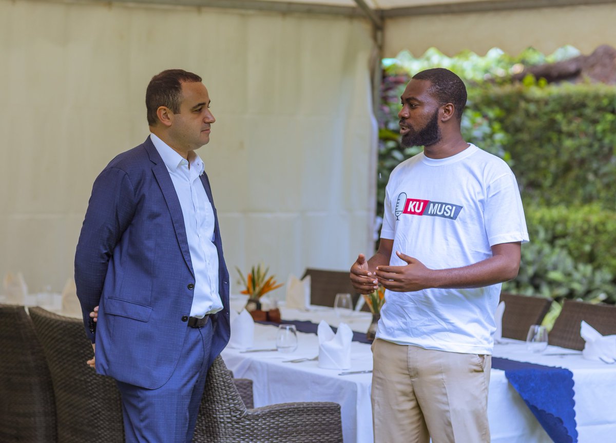 Belgium in Burundi (@belgiuminbuja) on Twitter photo 😍🤍 #Abatwip Une belle rencontre de l’Ambassadeur avec de jeunes artistes, entrepreneurs et créateurs de contenus.
📸 : <a href="/YBurundi/">Yaga Burundi</a> 😍🤍 #Abatwip Une belle rencontre de l’Ambassadeur avec de jeunes artistes, entrepreneurs et créateurs de contenus.
📸 : <a href="/YBurundi/">Yaga Burundi</a>