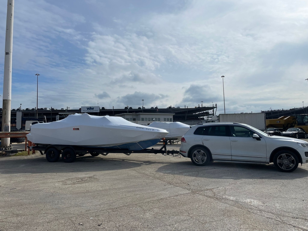 Camel Ski School’s new @axiswake boat arrived at the docks this morning!🚤
.
#GoAllOut #LakeLife #AxisWake #MakingMemories #BoatLife #Wakeboarding #BoatingSeason #Boating #WakeboardBoats #WakesurfBoat #MalibuBoatsUK