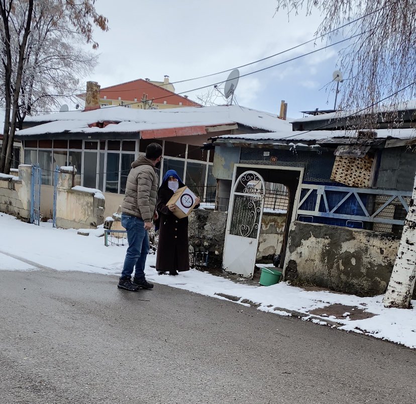 “Mutluluğun en basit formülü paylaşmaktır.”

Objektif Hukuk Kulübü olarak Ramazan ayında ihtiyaç sahibi ailelerimize erzak kolisi yardımında bulunduk.