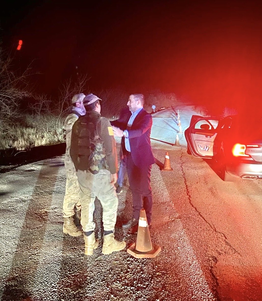 İstikamet Muş/Hasköy..

Gece gündüz, kar kış demeden memleketin dağını taşını bekleyen Türk Milletinin tunç yürekli yiğitleri, korucularımıza selam vermeden geçmek olmazdı..

Bu yiğitlere ne yapılsa azdır, haklarının teslimi için üzerimize ne düşerse yapmaya hazırız.