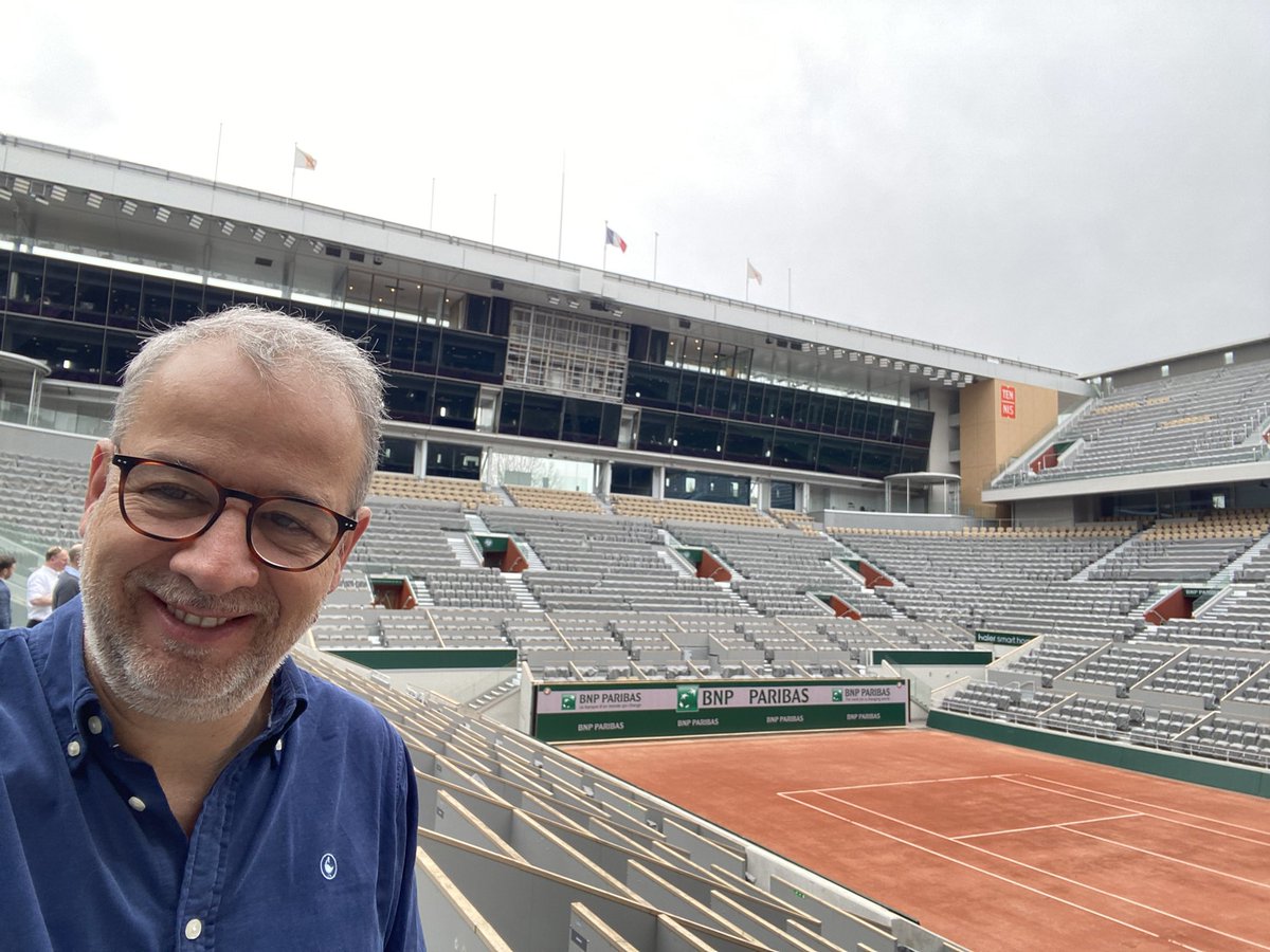 Me he venido a Roland Garros. Quiero que todo esté a gusto de @alexcorretja74 Que no le falte de náa, que si no no da un palo al agua…