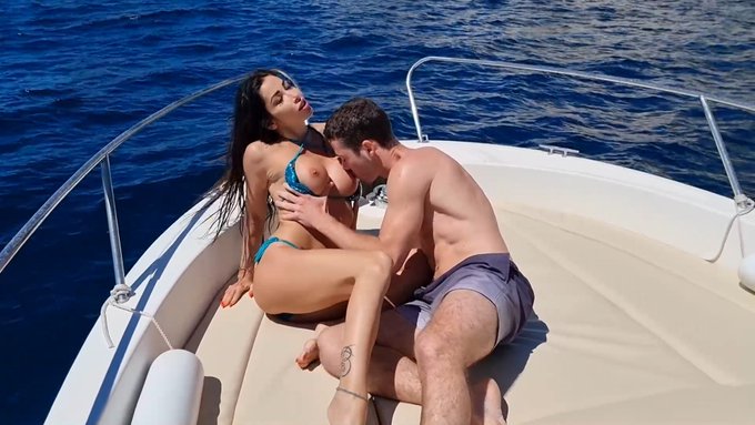 Nouvelle s&eacute;rie sur mon MYM et Onlyfans 🔥 ou je d&eacute;monte la belle @CleaGaultier sur un bateaux 😈 sur mes