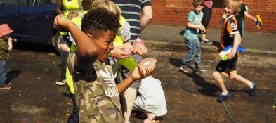 ‘This is our street: How community-powered play creates health, happiness and connection’ - @WeAreNewLocal newlocal.org.uk/articles/commu… The brainchild of frustrated parents, @PlayingOut has its roots in a single South Bristol street. Growing up in the seventies, friends Amy and…