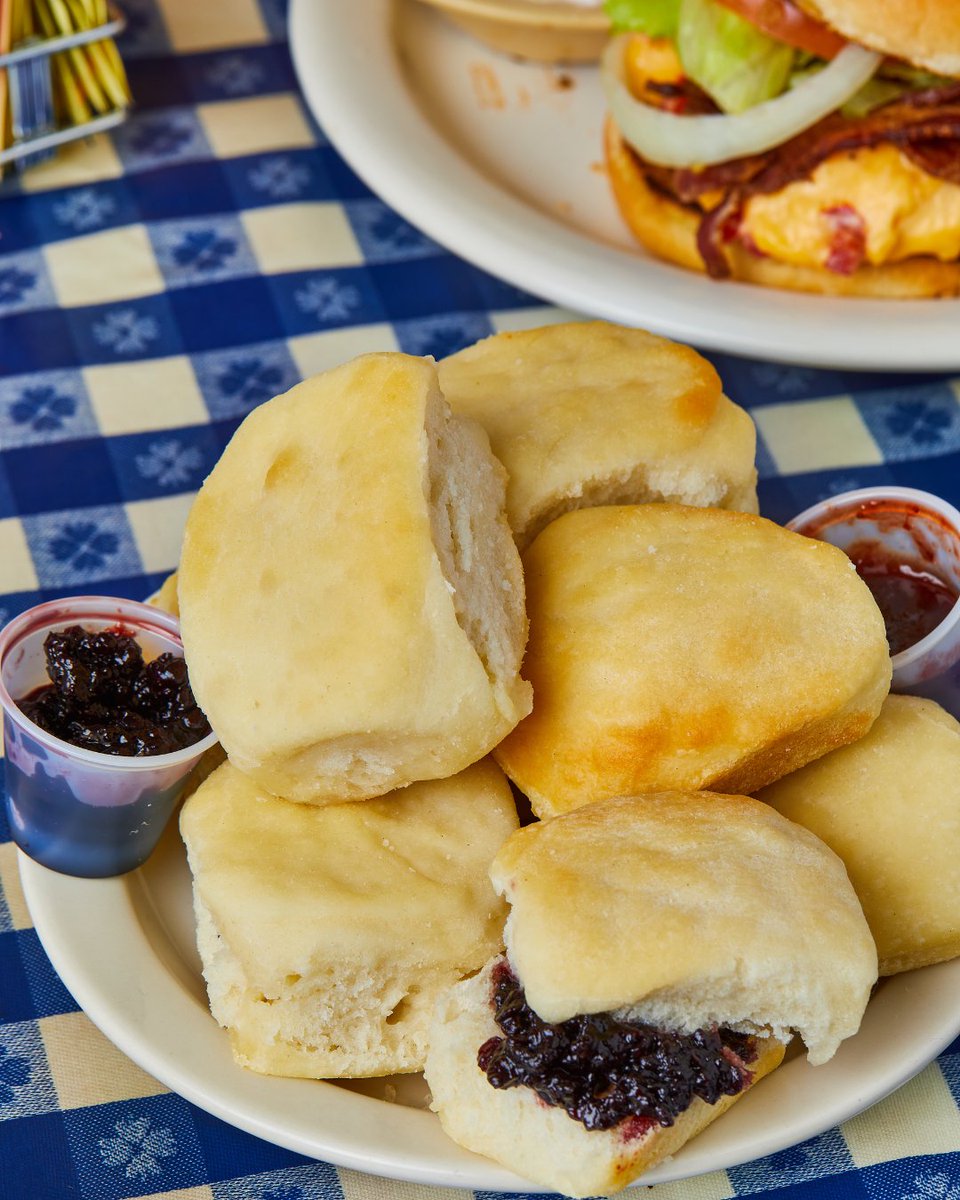 In a world full of biscuits, there's only one shining star 🌟 We are so honored to be included in Garden & Gun's South's Best Biscuit bracket and we'd be so grateful if you took the time to vote for us! gardenandgun.com/bracket/vote-n…