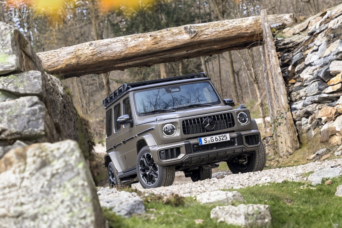 Featured here with the new AMG Offroad Package PRO, the facelifted 2024 Mercedes-AMG G63 is finally here - First facelift of the current G-Class generation. Now with 48v mild hybrid for an extra 20hp and 200nm torque. • Engine: 4.0L V8 Biturbo + 48v • Output: 585hp & 850nm…