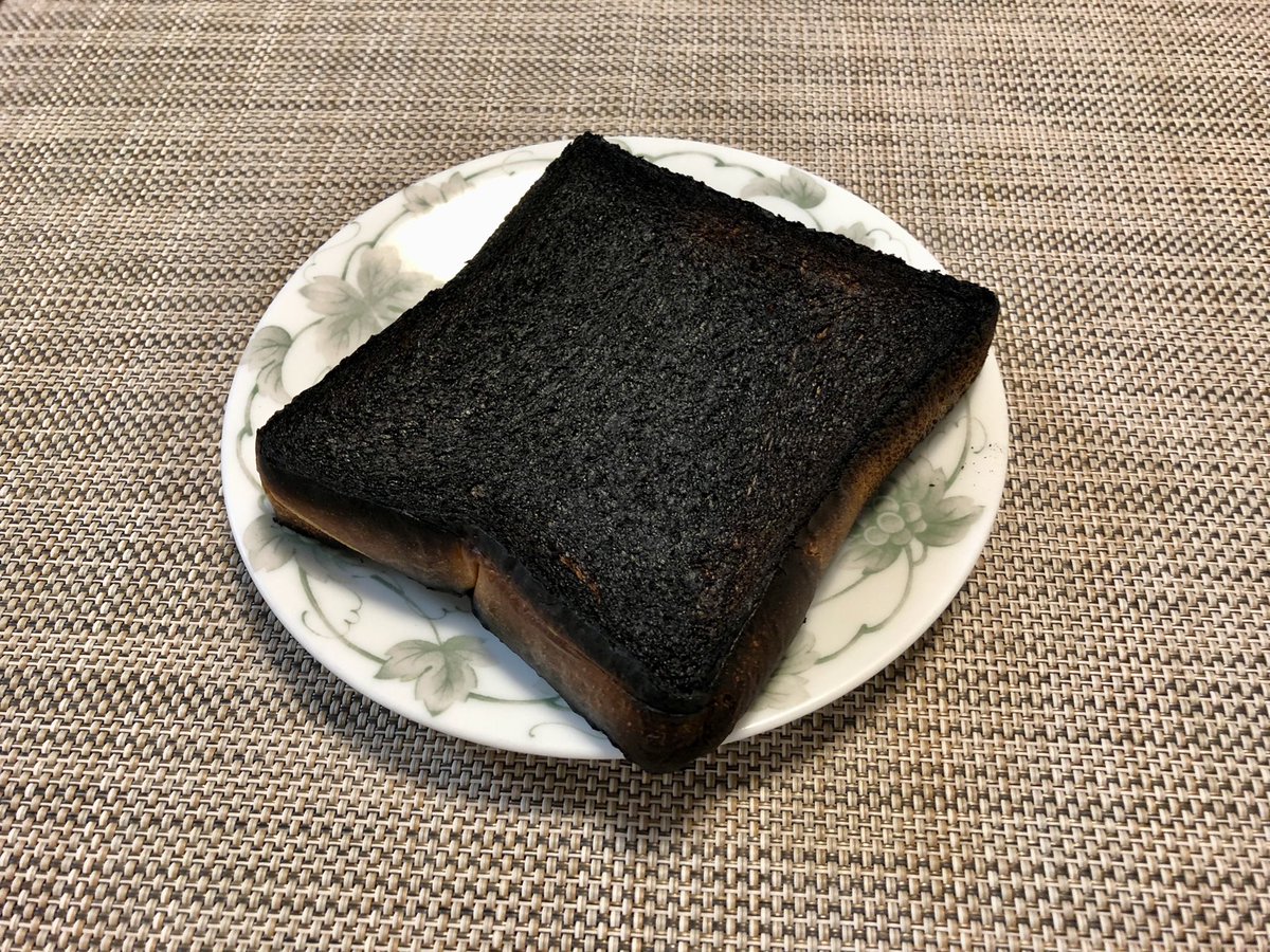 Rise_3005's tweet photo. 綺麗に焦げた食パンでも見るか https://t.co/QQ1hakWFHM