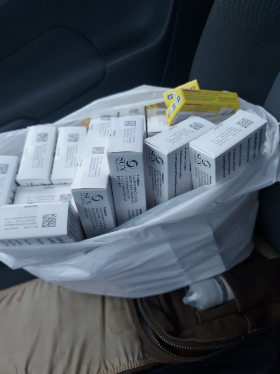 JoSabiani's tweet photo. NE PAS remercier l'épicerie euh... la #Pharmacie Neri de Purtichju qui me voit tordu de douleur, me fait attendre 15mn pour, in fine, me refuser du #Sumatriptan car on m'a délivré une boite le matin...
NB: Pharmacie qui me connaissait ainsi que ma pathologie.
2h plus tard ⤵️🖕 https://t.co/CnrkUUyyI8