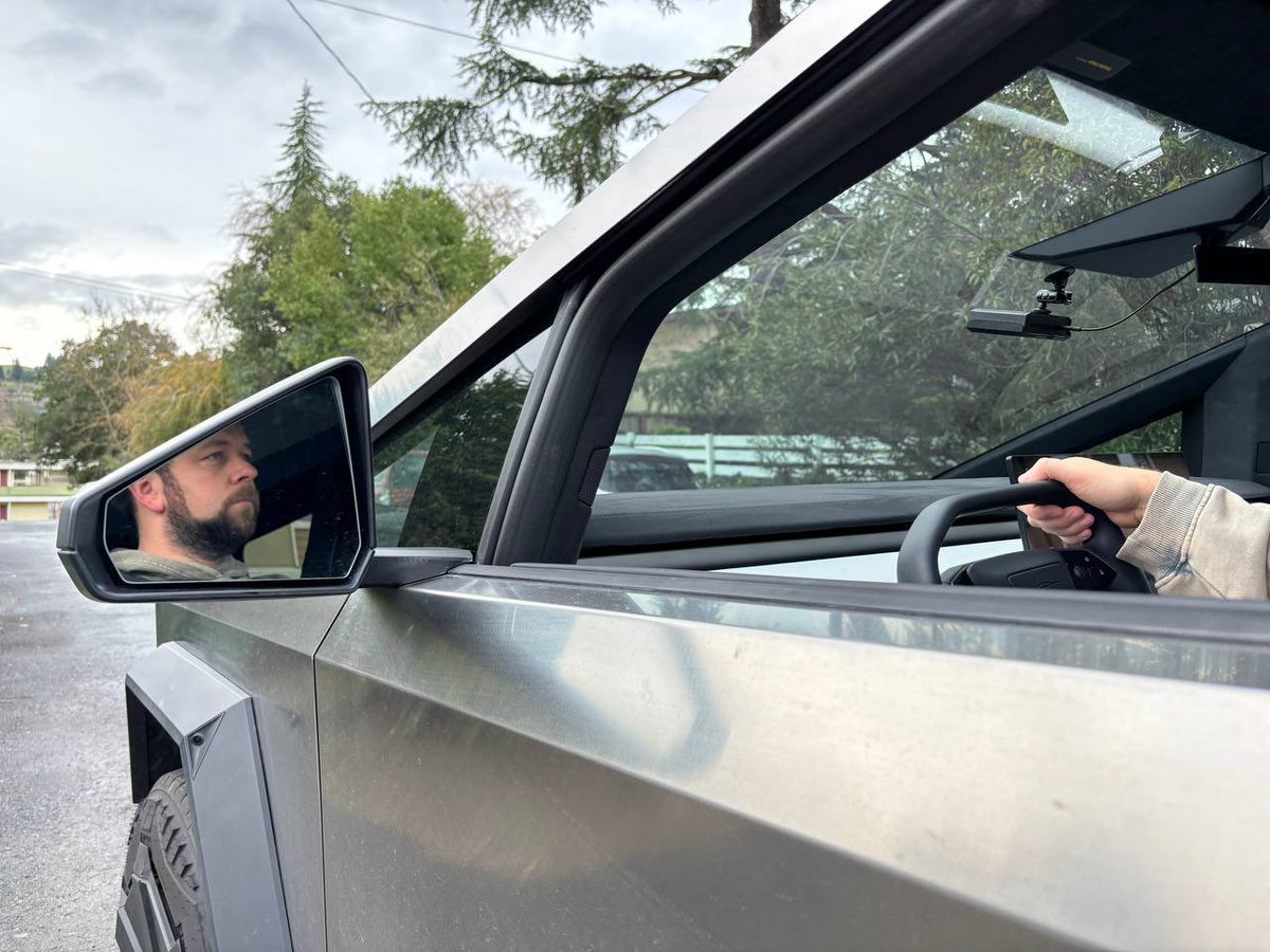 PU5H's tweet photo. Mapping with @Hivemapper dashcam feels like it was always a part of Cybertruck https://t.co/CqMlbEsPTz