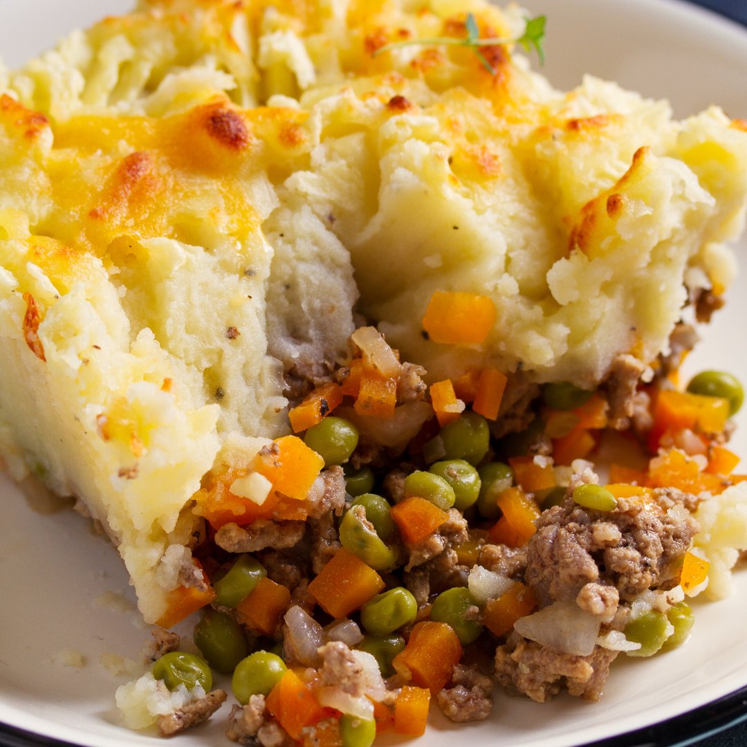 It's a winner, cottage pie for tonights dinner! 🤩 #stroud #foodie #recipeideas #mashpotatoes #yummy #potato #carrot #onions #dursley #peas #cottagepie #organic #cooking #farming #food #pies #vegetables #peas #eating #gloucestershire