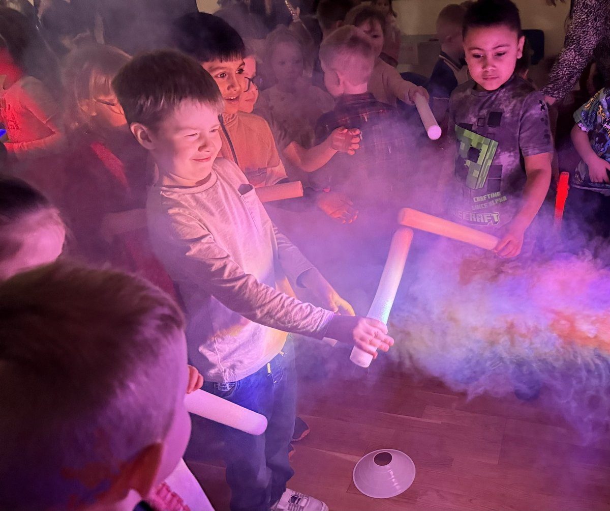 HolmeValleySch's tweet image. Reception, Y1 and Y2 Disco 🕺🏽🪩💃🏽

Another fun disco with the DJ club providing the tracks 🎧🎤

Thank you to everyone involved in putting on these events for the children 👏🏽

#DiscoFun #GlowSticks