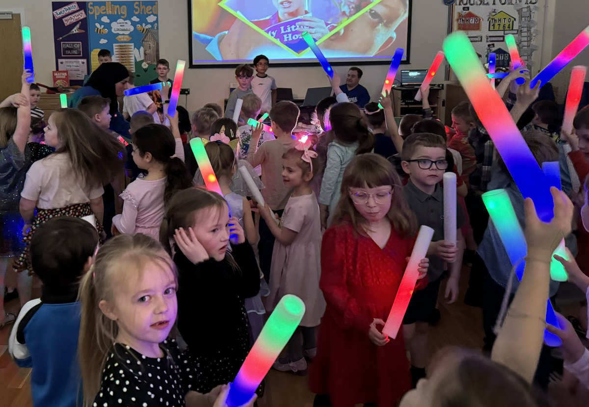 HolmeValleySch's tweet image. Reception, Y1 and Y2 Disco 🕺🏽🪩💃🏽

Another fun disco with the DJ club providing the tracks 🎧🎤

Thank you to everyone involved in putting on these events for the children 👏🏽

#DiscoFun #GlowSticks