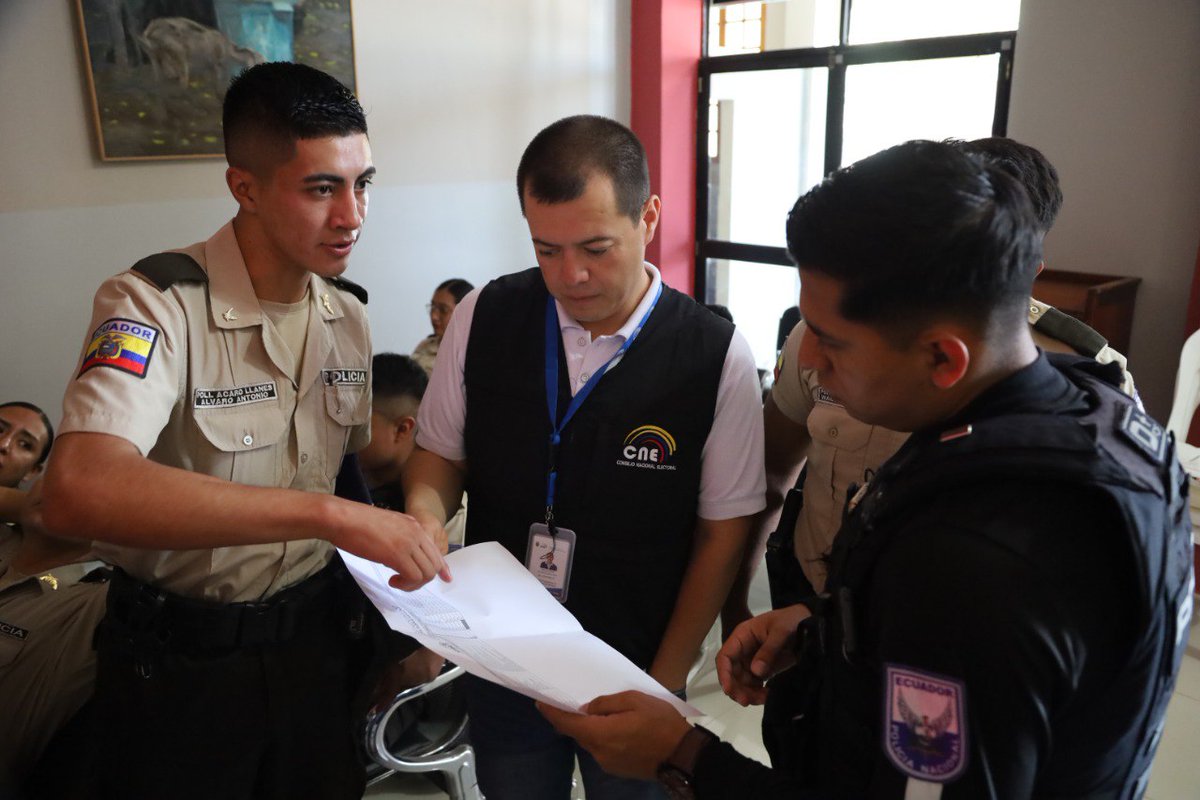 CNELoja's tweet photo. #CNEInforma 🎥 |  Nuestros funcionarios electorales capacitaron a miembros de la @PoliciaEcuador en el cantón #Zapotillo 🇪🇨 referente al #ReferéndumYConsulta2024 🗳️.
¡En democracia, #EcuadorVotaInformado! 🤝. https://t.co/r5Fx2aW1uA