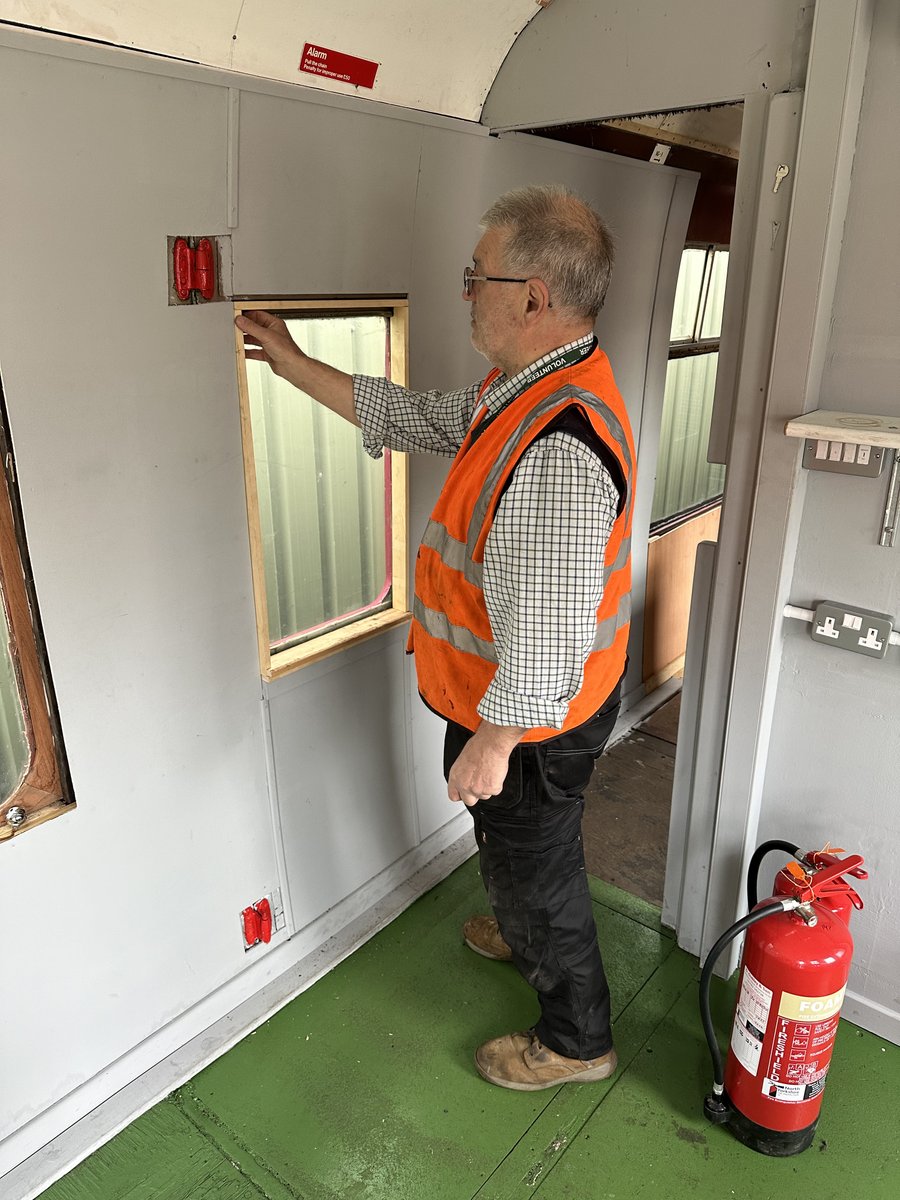 #volunteer with us for a variety of interesting projects to work on! Keith's painting the crane’s match wagon & Alan's fitting window frames in our ‘green room’ coach. Email volunteercoordinator@wensleydalerailway.com for more info. 📸 Nick Keegan #wensleydalerailway #Yorkshire
