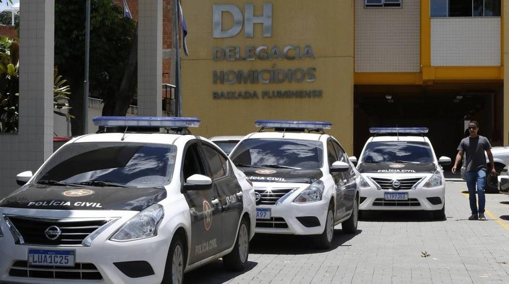 PCERJ's tweet photo. 🚔 #DHBF e #62DP apreenderam um adolescente suspeito de matar um motorista de aplicativo. Ele foi capturado em Duque de Caxias, na Baixada Fluminense. A vítima estava desaparecida desde o fim de março deste ano.
Saiba mais 👇
https://t.co/ijYgwyOkKp https://t.co/kcvacYg7Sj