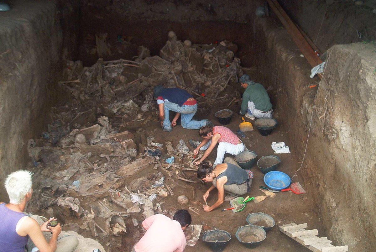 DiegoMarconetti's tweet photo. Estas fotos son reales. Es de una fosa común con cuerpos de detenidos desaparecidos durante la última dictadura militar. 
Fueron tomadas por el Equipo de Antropología Forense en el cementerio San Vicente, de la ciudad de Córdoba, a mediados de 2003. Sale hilo corto... https://t.co/KAWqYcLmSK