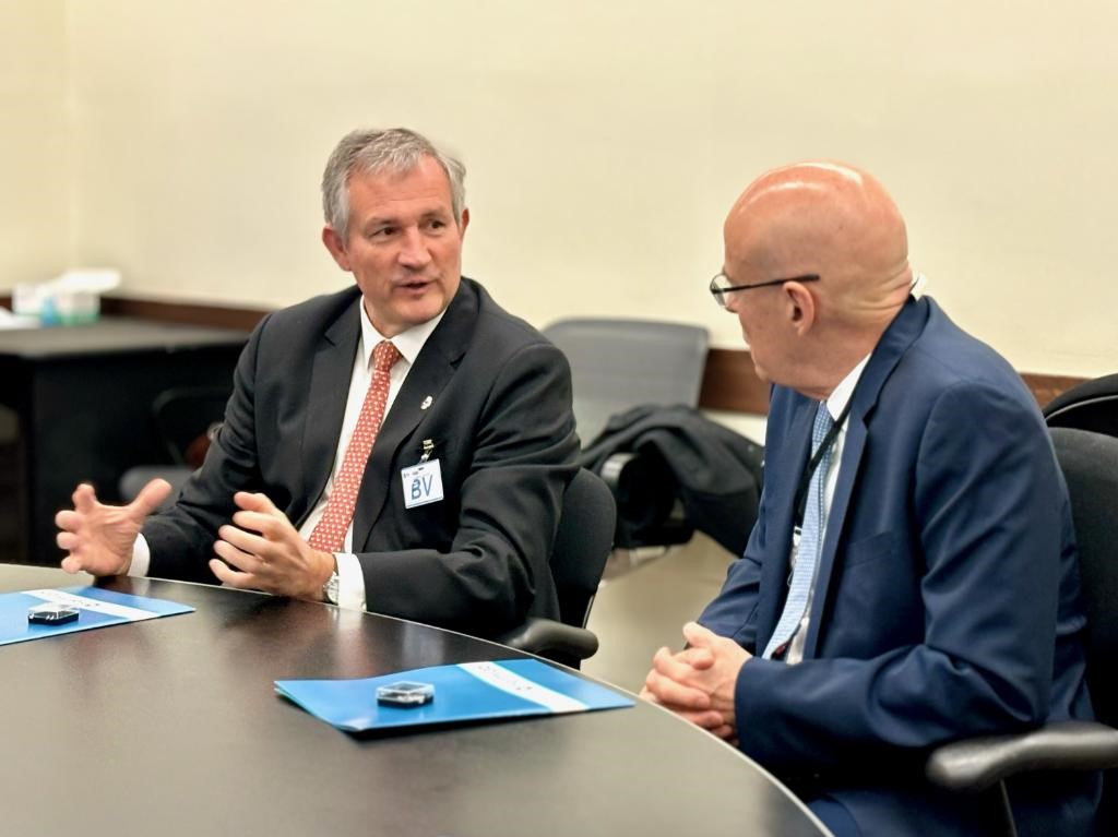 FranceinChicago's tweet image. .@FrenchAmbUS Bili visits @Fermilab in Batavia IL. A perfect opportunity to celebrate the successful 🇫🇷🇺🇸 partnerships in #particlephysics and #quantumphysics including the Deep Underground Neutrino Experiment @DUNEScience and Proton Improvement Plan-II PIP-II with @CNRS &amp;amp; @CNES.