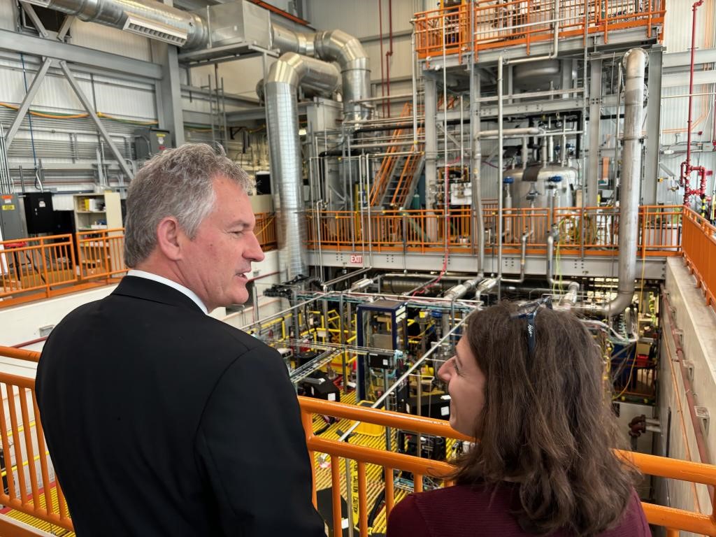 FranceinChicago's tweet image. .@FrenchAmbUS Bili visits @Fermilab in Batavia IL. A perfect opportunity to celebrate the successful 🇫🇷🇺🇸 partnerships in #particlephysics and #quantumphysics including the Deep Underground Neutrino Experiment @DUNEScience and Proton Improvement Plan-II PIP-II with @CNRS &amp;amp; @CNES.