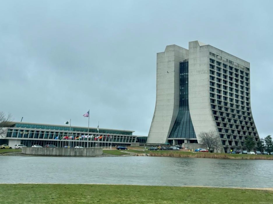 .@FrenchAmbUS Bili visits @Fermilab in Batavia IL. A perfect opportunity to celebrate the successful 🇫🇷🇺🇸 partnerships in #particlephysics and #quantumphysics including the Deep Underground Neutrino Experiment @DUNEScience and Proton Improvement Plan-II PIP-II with @CNRS & @CNES.