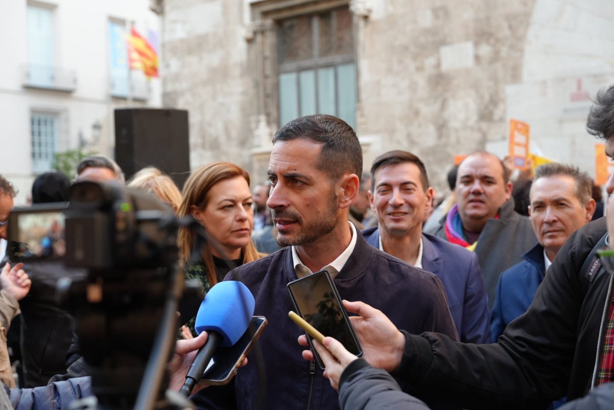 Concentración contra los recortes del PP de Mazón contra el Plan Edificant.

El visecretario de <a href="/SocialistesVal/">PSPV-PSOE</a> <a href="/CarlosFBielsa/">Carlos F. Bielsa | Alcalde de Mislata</a> exige la dignificación de la escuela pública.

El PP quiere volver a la educación en barracones y de los mil millones en sobrecostes en Ciegsa.