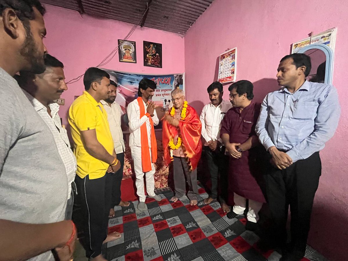 eprabuddhbharat's tweet photo. #BreakingNews 🚨

🔴 मनोज जरांगे पाटील आणि वंचित बहुजन आघाडीचे नेते @Prksh_Ambedkar यांची अंतरवली सराटी येथे सदिच्छा भेट झाली. https://t.co/GNAv7ynhMv