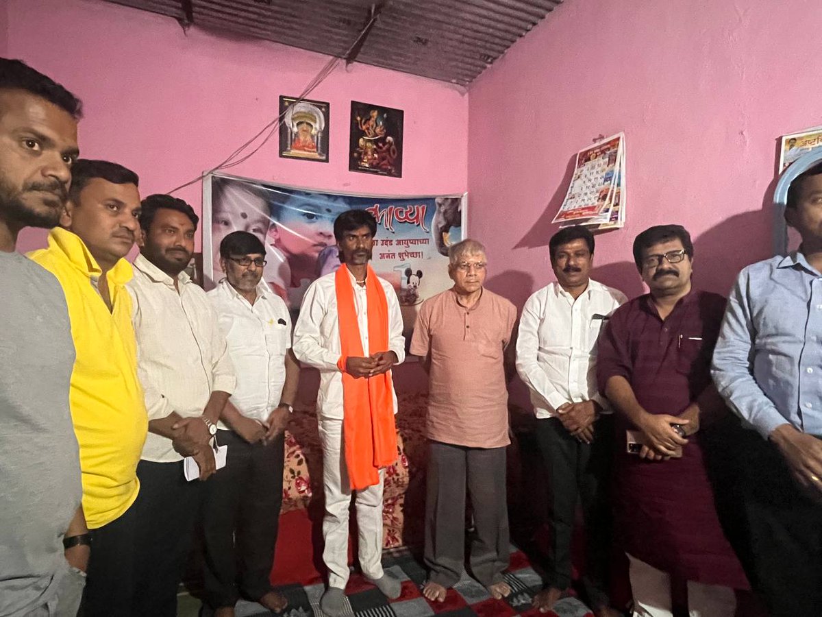 eprabuddhbharat's tweet photo. #BreakingNews 🚨

🔴 मनोज जरांगे पाटील आणि वंचित बहुजन आघाडीचे नेते @Prksh_Ambedkar यांची अंतरवली सराटी येथे सदिच्छा भेट झाली. https://t.co/GNAv7ynhMv