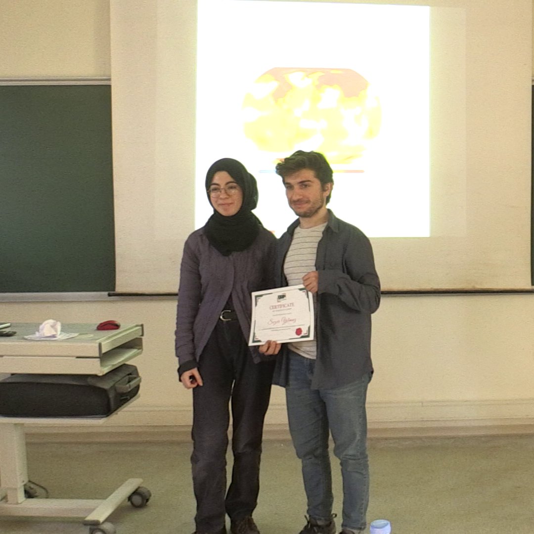 DrpMetuMath's tweet photo. Sempozyum'da 8 mentee harika sunumlar yaptı.

Önce Sezer Yılmaz'dan Cemre Özdoğan'la birlikte çalıştığı game theory ile makine öğrenmesini birleştirdiği sunumunu dinledik.

Ardından Elif Aslıcan Dişören, Melis Berçin Koyuncu ile birlikte çalıştığı Fibonacci küplerinden bahsetti. https://t.co/XD6b3ejPbW