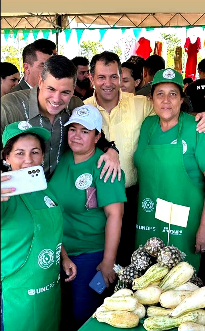 Nuestras queridas productoras de la Asociación Curupicayty de #Itá con el Señor Presidente @SantiPenap y el Ministro @CarlosGimnezGo1 en la feria del @magparaguay realizada en la Costanera de Asunción #LoNuestroPrimero #GobiernoDelParaguay #GobiernoDeSantiagoPeña 🇵🇾🇵🇾🇵🇾