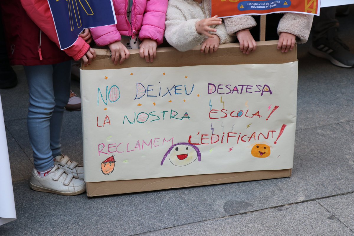 joanbaldovi's tweet image. Al costat de la comunitat educativa, farta dels atacs i retallades del PP de Mazón.

És el primer president que veig en contra de construir escoles que ja estan programades i pressupostades.

Mazón ha abandonat a l’educació pública.