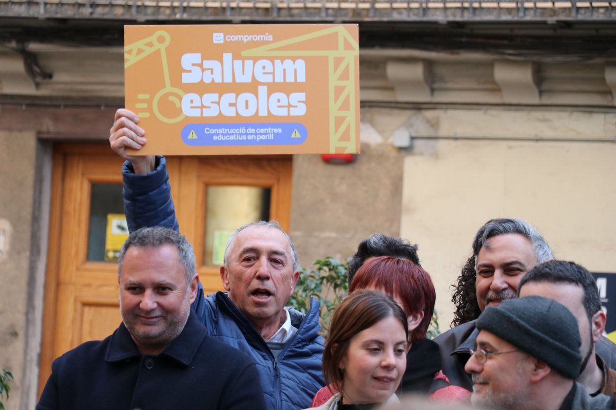 joanbaldovi's tweet image. Al costat de la comunitat educativa, farta dels atacs i retallades del PP de Mazón.

És el primer president que veig en contra de construir escoles que ja estan programades i pressupostades.

Mazón ha abandonat a l’educació pública.